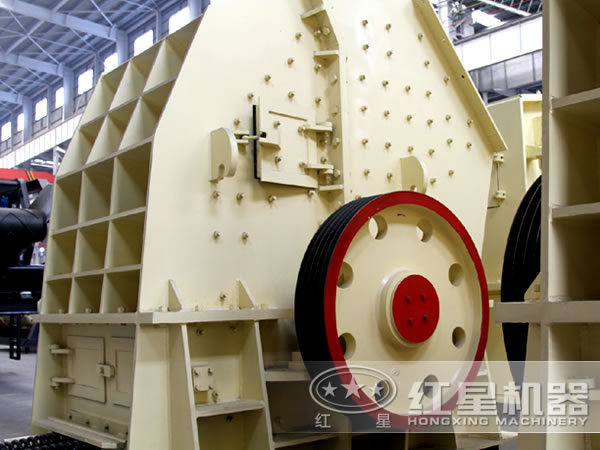 錘式破碎機側(cè)面圖