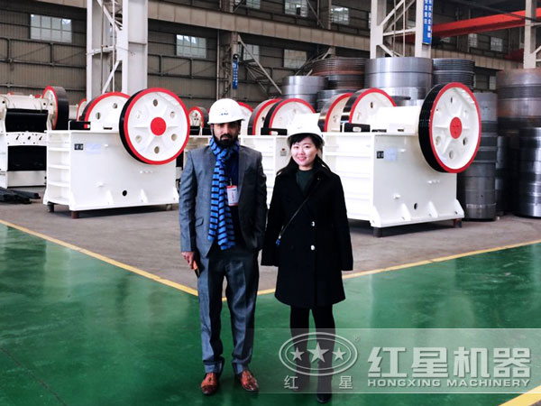 煤矸石顎式破碎機(jī)設(shè)備實(shí)拍