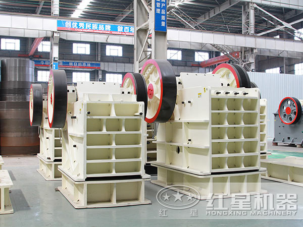 煤矸石顎式破碎機設備實拍