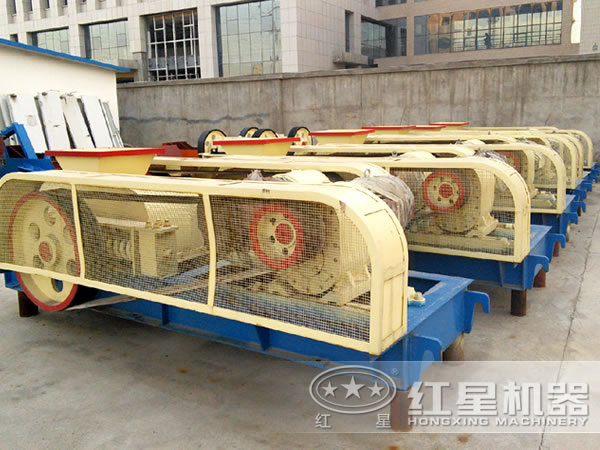 煤矸石對輥式破碎機設備實拍