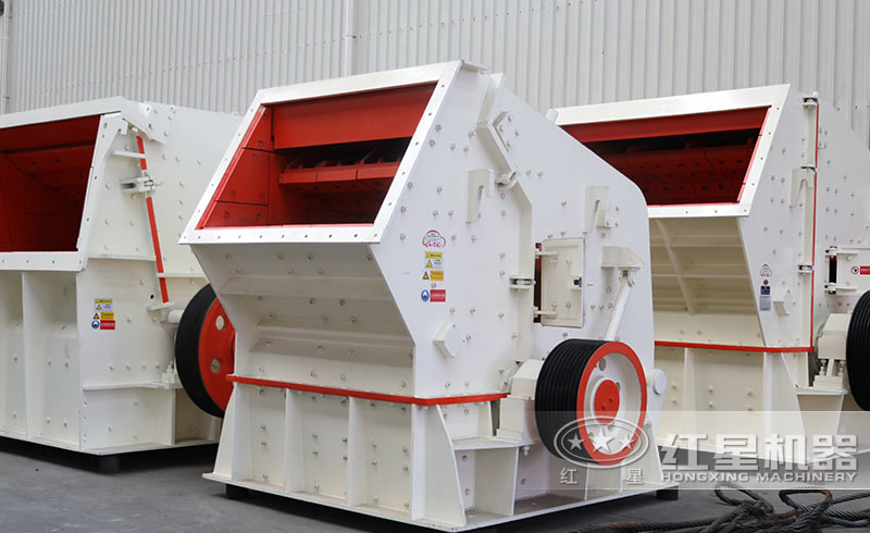 反擊式破碎機(jī)現(xiàn)場實拍圖