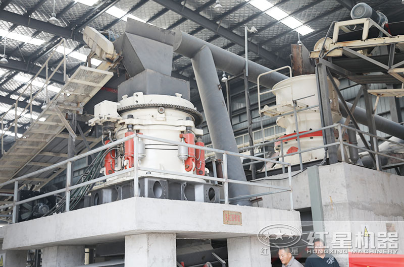 花崗巖破碎加工現(xiàn)場(chǎng) 花崗巖破碎加工現(xiàn)場(chǎng)