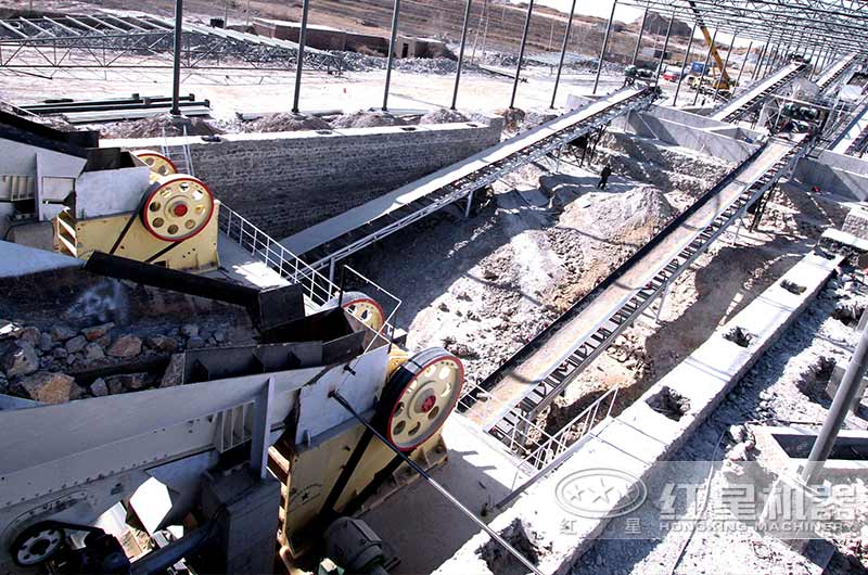 石料粉碎設(shè)備作業(yè)現(xiàn)場(chǎng) 石料粉碎設(shè)備作業(yè)現(xiàn)場(chǎng)