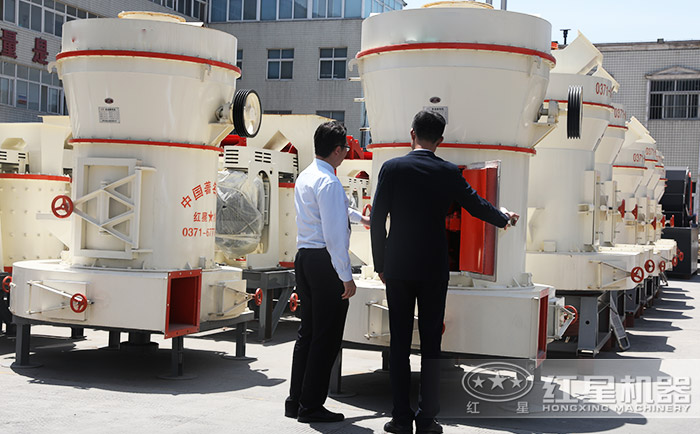 客戶來廠參觀選購雷蒙磨粉機(jī)