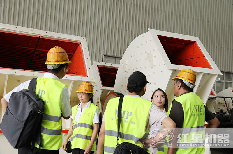 客戶來(lái)廠考察廢玻璃加工設(shè)備