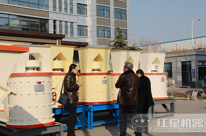 客戶來廠考察立式復(fù)合破碎機(jī)設(shè)備 客戶來廠考察立式復(fù)合破碎機(jī)設(shè)備