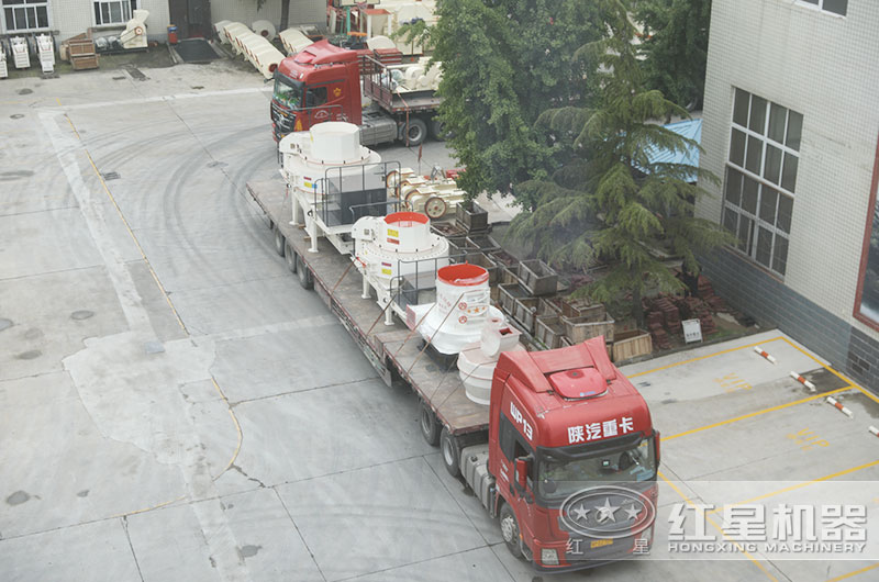 整套粉煤灰磨粉機設(shè)備裝車發(fā)貨中