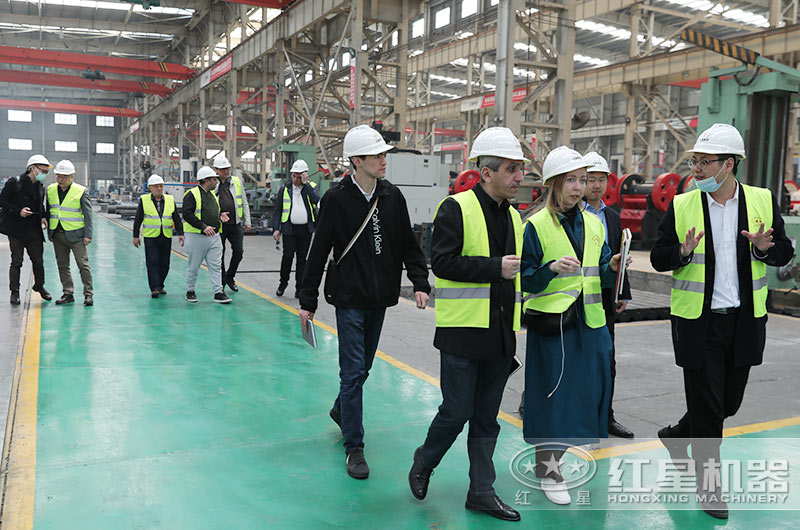 客戶一行來廠考察水泥塊破碎機(jī)設(shè)備 客戶一行來廠考察水泥塊破碎機(jī)設(shè)備