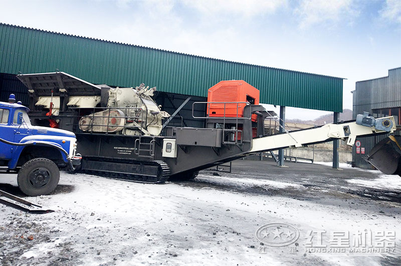 移動(dòng)煤炭粉碎機(jī)作業(yè)現(xiàn)場(chǎng)