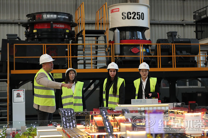 客戶來廠考察水泥塊破碎設備 客戶來廠考察水泥塊破碎設備