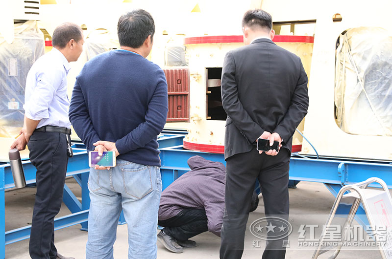 客戶來廠考察立軸制砂機設(shè)備