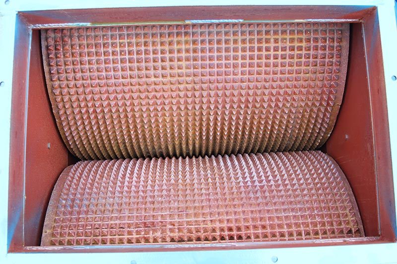 楔塊或墊片調(diào)節(jié)輥輪間距，控制排料大小