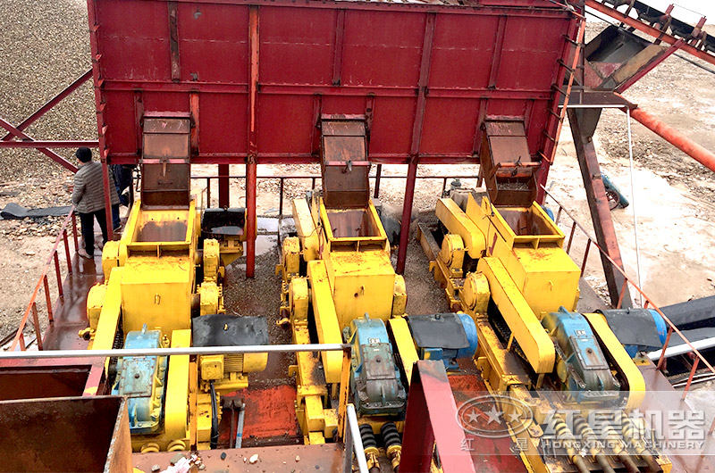 三臺對輥破聯(lián)合作業(yè)，江蘇客戶鵝卵石破碎現(xiàn)場