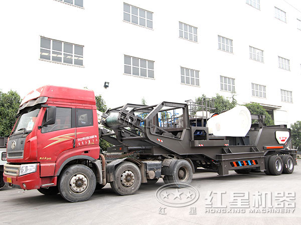 移動(dòng)型河卵石自動(dòng)破碎機(jī)發(fā)貨現(xiàn)場(chǎng)