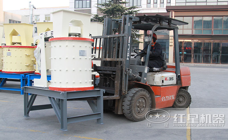 小型復(fù)合式破碎機(jī)裝車 小型復(fù)合式破碎機(jī)裝車