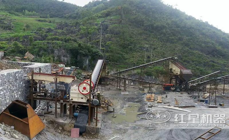 小型鱷式碎石機(jī)客戶現(xiàn)場(chǎng) 小型鱷式碎石機(jī)客戶現(xiàn)場(chǎng)