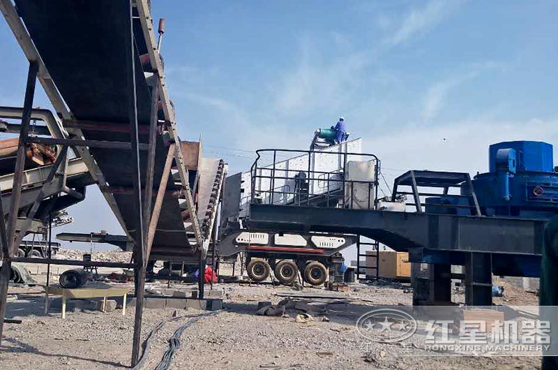 移動碎沙機作業(yè)現(xiàn)場