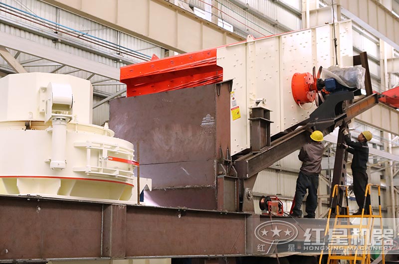 技術(shù)人員正在組裝移動碎沙機