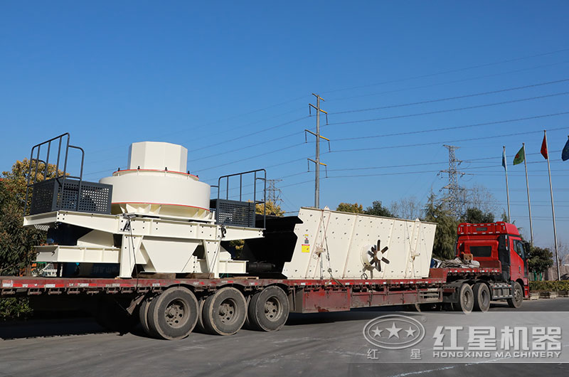 鵝卵石制砂機(jī)裝車，準(zhǔn)備發(fā)往山西