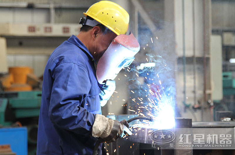 紅星技術(shù)人員認真對待產(chǎn)品的每一個細節(jié)