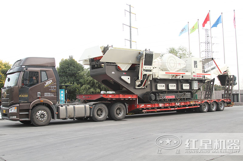 履帶式移動大型破石機發(fā)貨現(xiàn)場