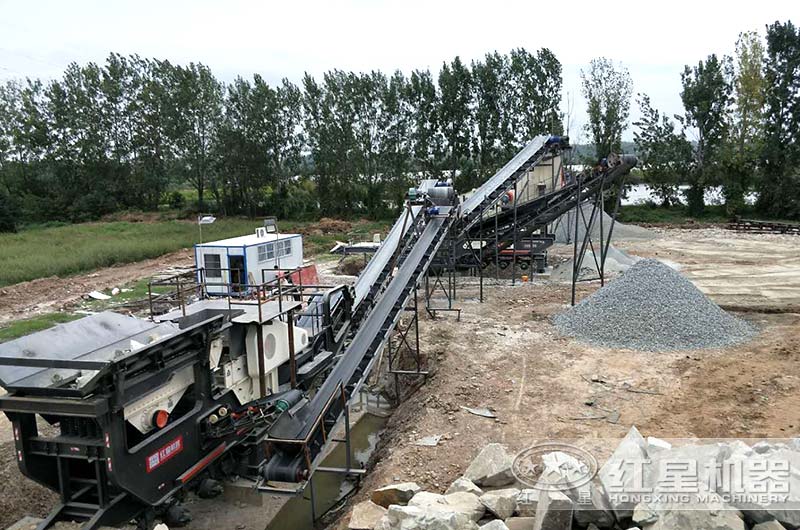 車載移動式石料粉碎機(jī)作業(yè)現(xiàn)場