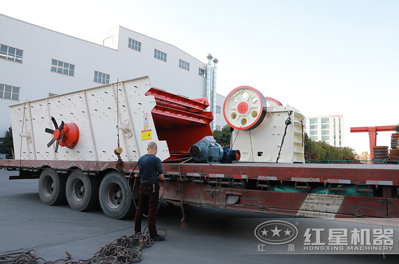 粗碎機裝車完畢，準備發(fā)往客戶現(xiàn)場