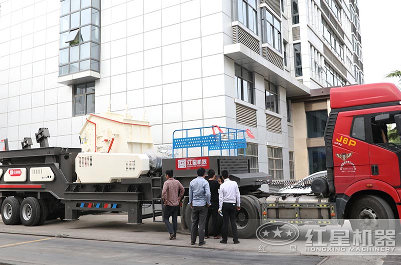 大型移動式建筑垃圾粉碎機(jī)發(fā)貨現(xiàn)場