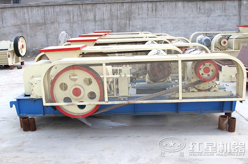 紅星大型廠家，對(duì)輥式粉碎機(jī)有現(xiàn)貨