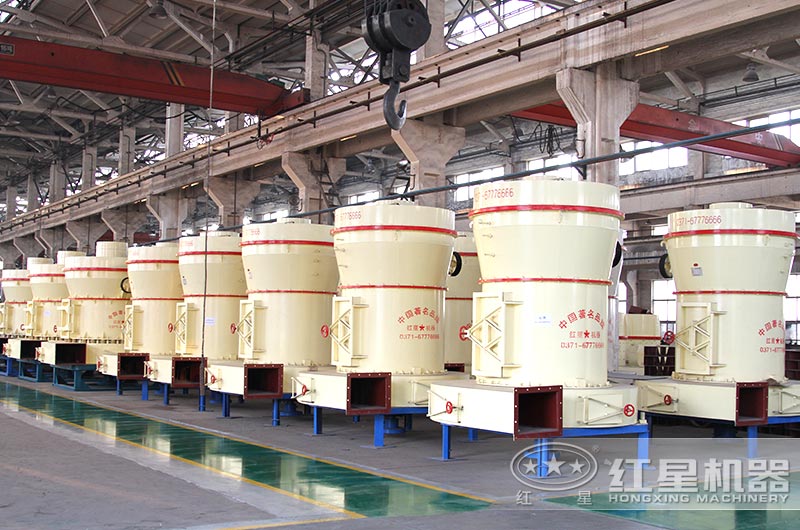 高強(qiáng)磨粉機(jī)生產(chǎn)車間，廠家有現(xiàn)貨提供