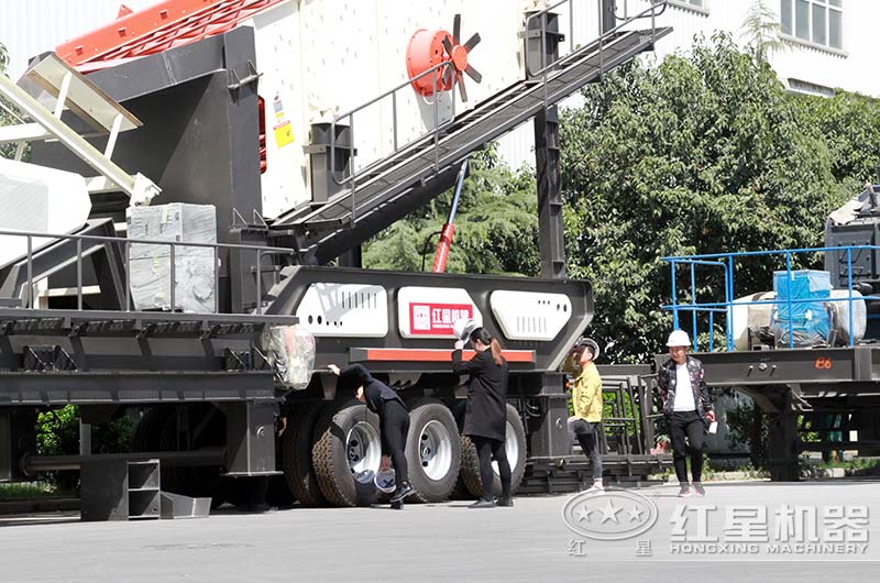 客戶來廠考察，經(jīng)理陪同做詳細(xì)介紹