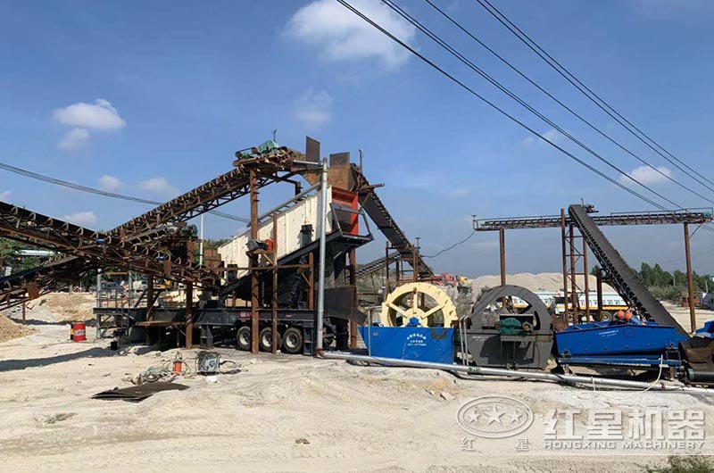 移動(dòng)式制砂機(jī)生產(chǎn)現(xiàn)場圖