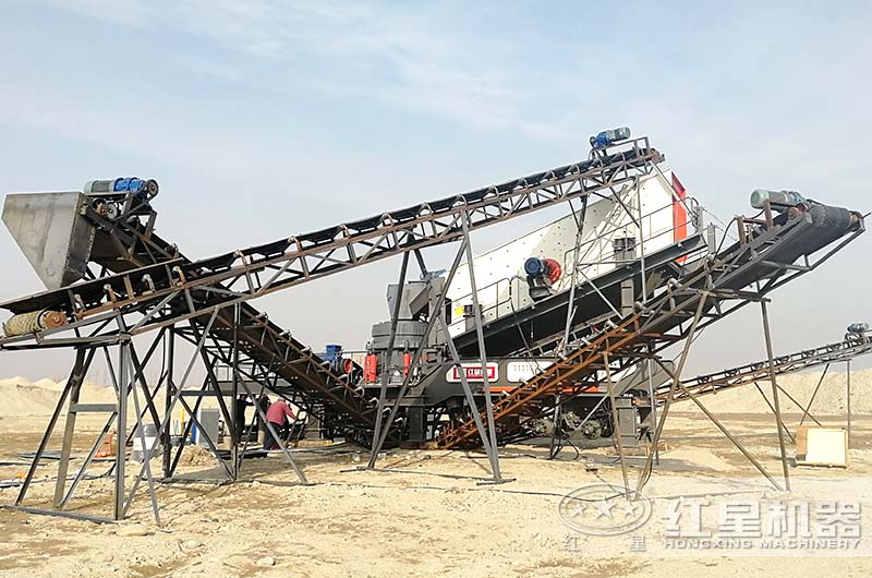 移動(dòng)式小型石頭破碎機(jī)作業(yè)現(xiàn)場(chǎng)圖