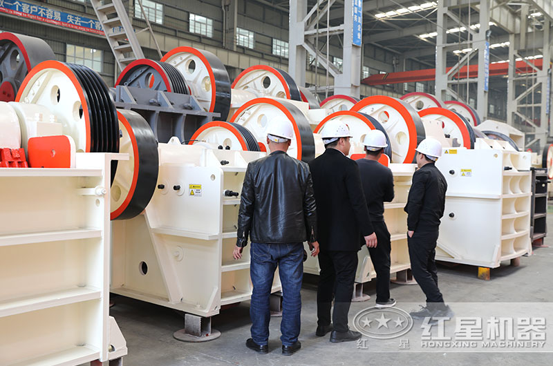 客戶來(lái)廠參觀，經(jīng)理陪同做詳細(xì)介紹