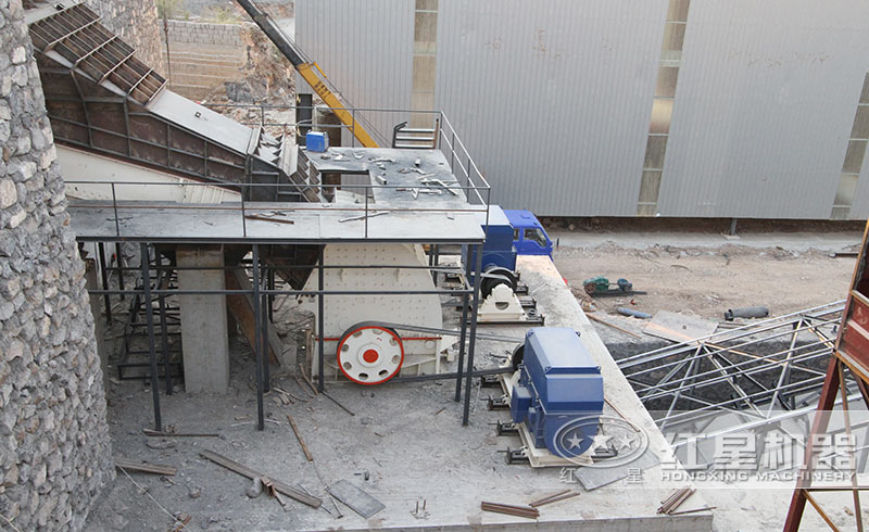 新型重錘式破碎機(jī)生產(chǎn)現(xiàn)場(chǎng)圖 新型重錘式破碎機(jī)生產(chǎn)現(xiàn)場(chǎng)圖