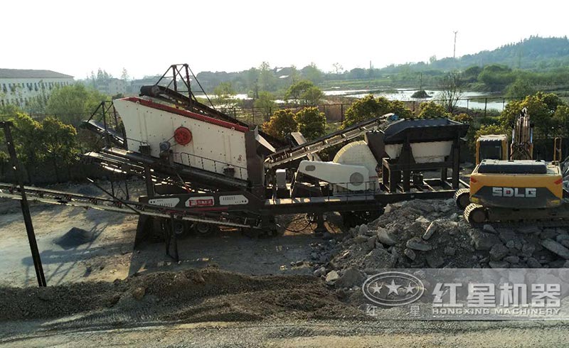 輪胎式移動(dòng)重錘破碎機(jī)生產(chǎn)現(xiàn)場圖 輪胎式移動(dòng)重錘破碎機(jī)生產(chǎn)現(xiàn)場圖