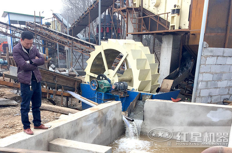 洗沙機旁配備沉淀池，實現(xiàn)水資源循環(huán)利用