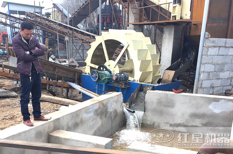水洗沙機(jī)旁建造沉淀池，實(shí)現(xiàn)水資源循環(huán)利用