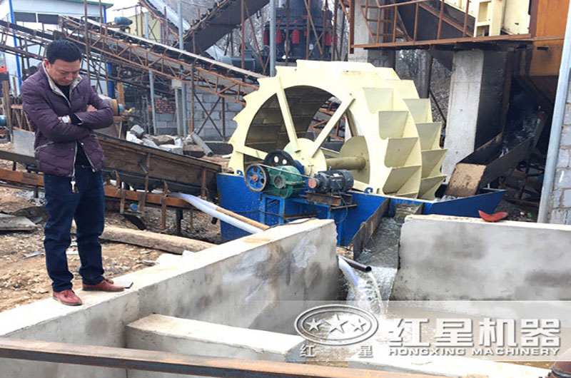 洗砂機(jī)旁配置沉淀池，實(shí)現(xiàn)水資源循環(huán)利用