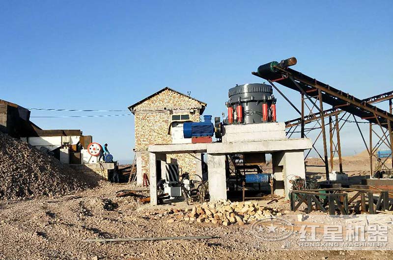 小型顎式破碎機(jī)作業(yè)現(xiàn)場，運(yùn)行效率高