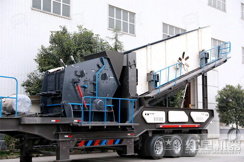 小型流動石料破碎機搭載反擊破、振動篩