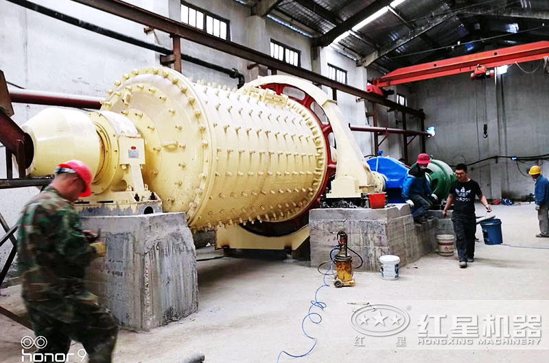 球磨機(jī)安裝進(jìn)行中，等待投產(chǎn)