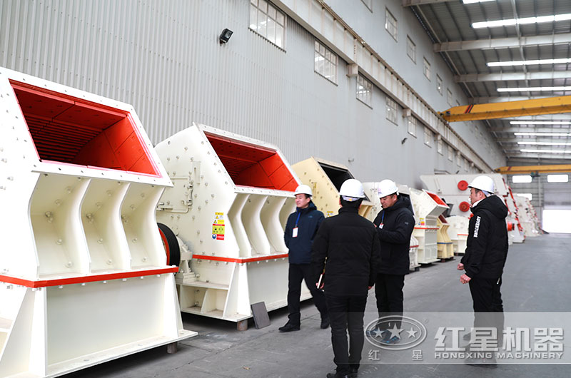 客戶來(lái)廠參觀了解日產(chǎn)6千噸鐵礦石破碎生產(chǎn)線相關(guān)設(shè)備