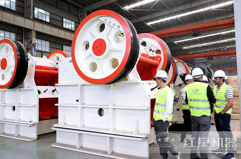 印度客戶到廠參觀顎式破碎機(jī) 印度客戶到廠參觀顎式破碎機(jī)