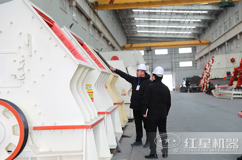 紅星客戶到廠參觀錘式破碎機(jī)