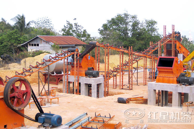 反擊破碎石機生產(chǎn)現(xiàn)場 反擊破碎石機生產(chǎn)現(xiàn)場