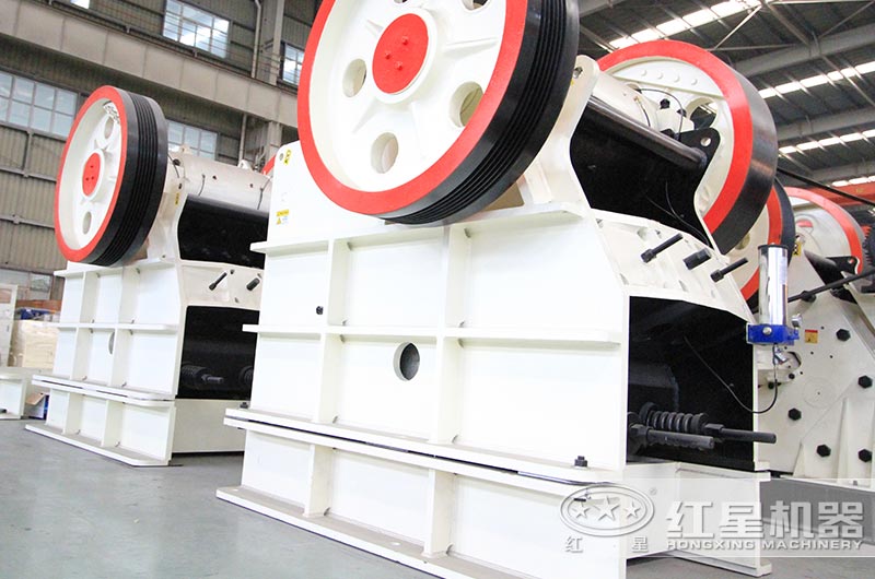 大型鄂式打石機(jī)車間實(shí)拍圖 大型鄂式打石機(jī)車間實(shí)拍圖