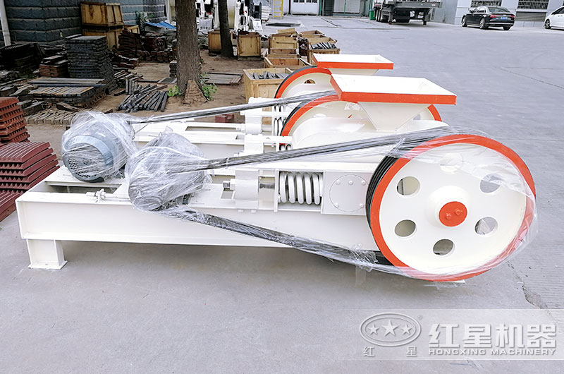 小型砂石生產(chǎn)設(shè)備_對(duì)輥式破碎機(jī)