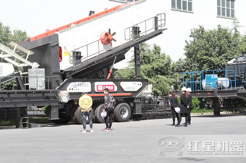 紅星客戶到廠參觀考察車載式移動(dòng)破碎機(jī) 紅星客戶到廠參觀考察車載式移動(dòng)破碎機(jī)