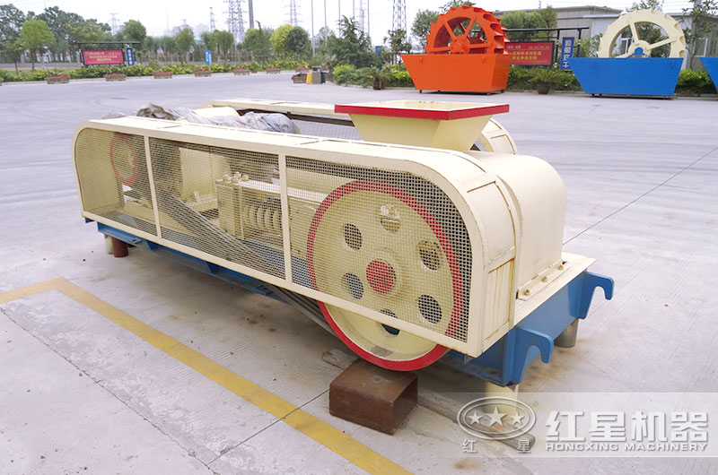 大型對輥破碎機廠區(qū)實拍圖